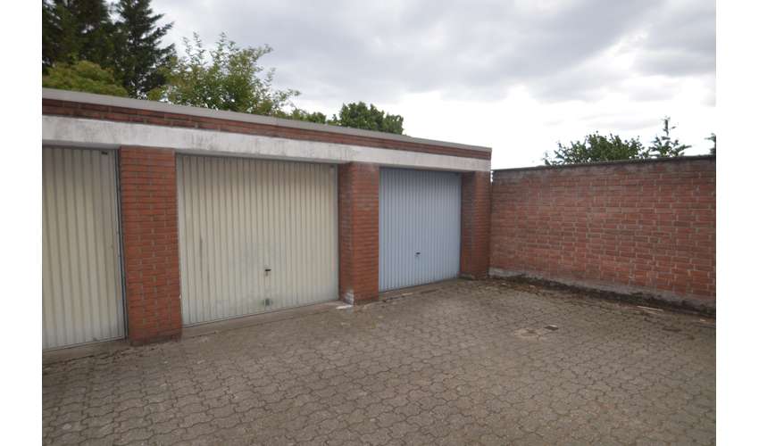 Schöne Zwei-Zimmerwohnung mit Balkon und Garage.